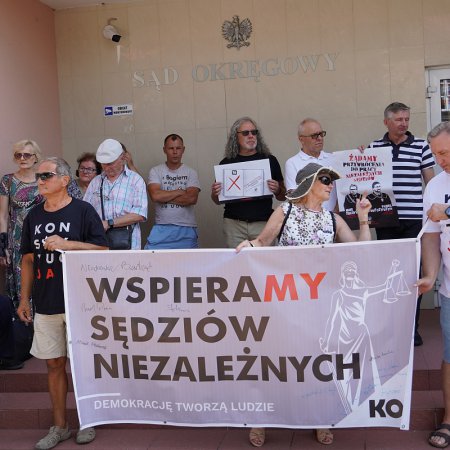Protest sędziów w Ostrołęce. Ze wsparciem obywateli [WIDEO, ZDJĘCIA]