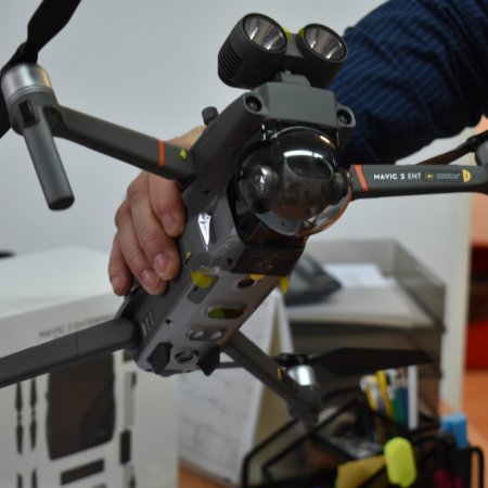 Dron z kamerą termowizyjną do akcji poszukiwawczych trafił do Starostwa Powiatowego w Ostrołęce