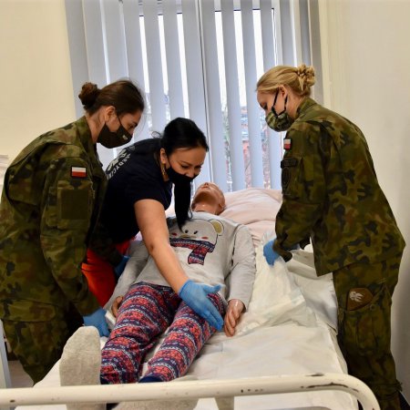 Żołnierze przeszli kurs opieki nad pacjentem leżącym