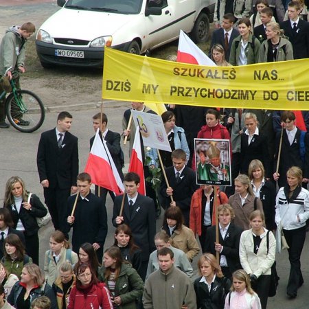 Biały Marsz w Ostrołęce. Tysiące uczniów na ulicach po śmierci Jana Pawła II [ZDJĘCIA]