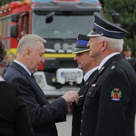 Święto Strażaków w Ostrołęce. Uroczysta parada, awanse i odznaczenia [WIDEO, ZDJĘCIA]