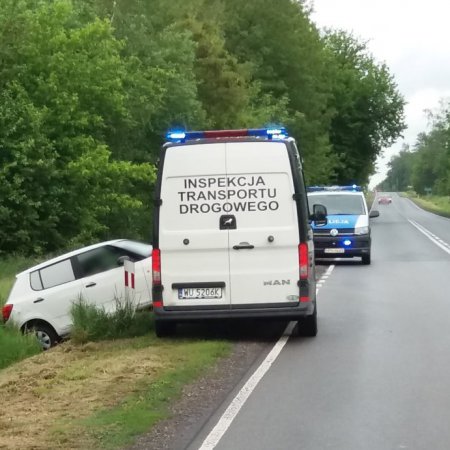 Funkcjonariusze ITD zobaczyli auto w rowie. Kierowca rzucił się do ucieczki