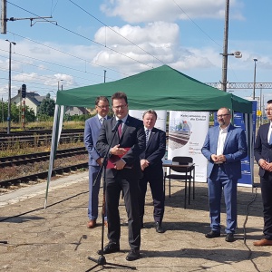 Wiceminister ogłasza: Na linię z Ostrołęki do Szczytna powrócą pociągi