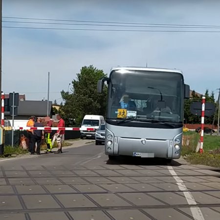 "Popis" kierowcy na WMA. Autokar z dziećmi ominął zamknięte rogatki [WIDEO]