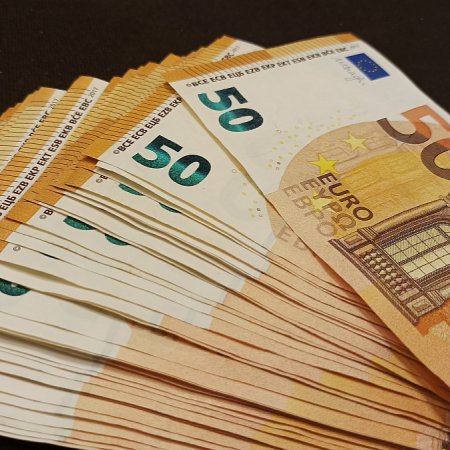 Senior z Ostrołęki stracił ponad 80 tysięcy złotych na oszustwie związanym z fikcyjnymi akcjami znanej spółki paliwowej