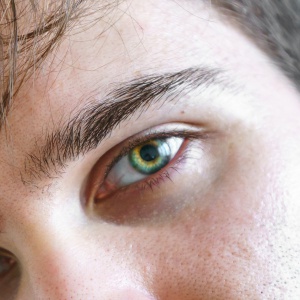 Unikaj pocierania oczu. Ekspert ostrzega: Tak koronawirus może wniknąć do organizmu