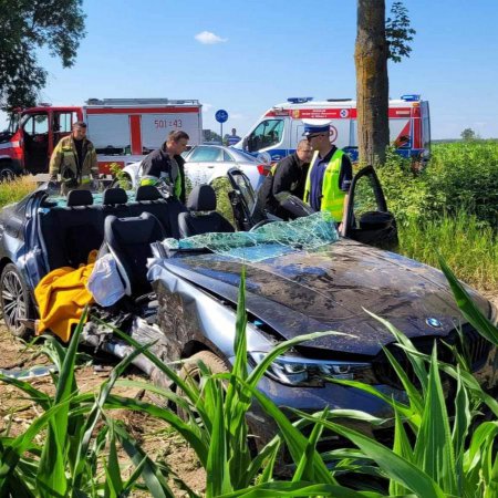 Poważny wypadek. Jedną z poszkodowanych osób ratownicy wycinali z wraku auta [ZDJĘCIA]