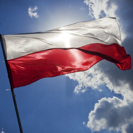 "Pod biało-czerwoną". Maszt z flagą w Ostrołęce? Wystarczy głos 500 mieszkańców