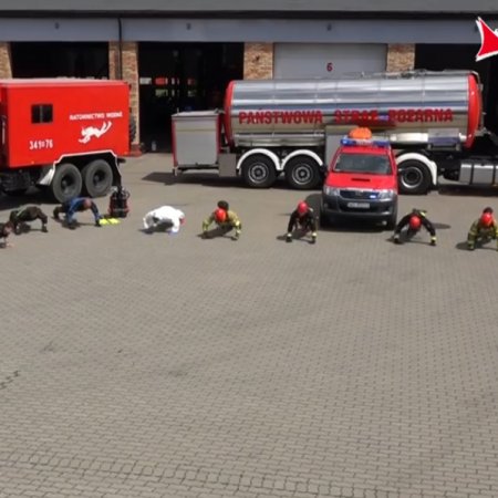 #GaszynChallenge: Pompki dla Bartka, w akcji strażacy z Ostrołęki. ZOBACZ WIDEO