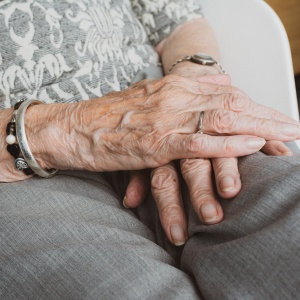 Jak pomóc seniorom w trudnym czasie? Specjalna rola spółdzielni mieszkaniowych