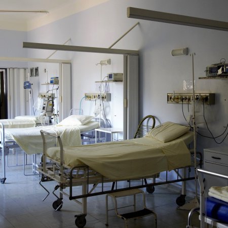 Radny ujawnia decyzję: Więcej "łóżek covidowych" w ostrołęckim szpitalu