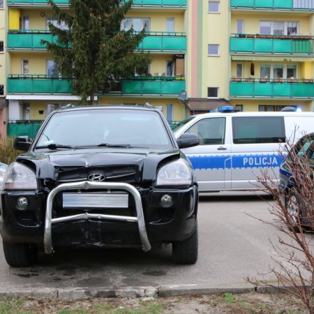 Pijany zasnął na parkingu w rozbitym aucie. Policja sprawdza, czy nie uciekł z miejsca wypadku [ZDJĘCIA]