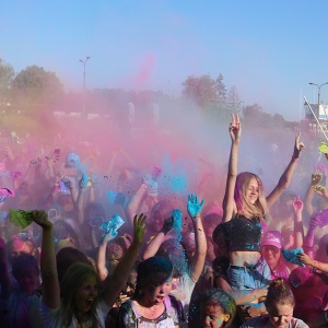 Festiwal kolorów w Ostrołęce. Kolorowe proszki znów zrobiły furorę! Zobacz ZDJĘCIA