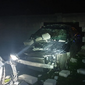 Wypadek w Obierwi: Kierowca mercedesa „skasował” dwa ogrodzenia, zatrzymał się na polu