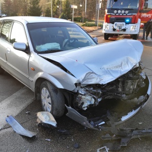 Wypadek w Lelisie: Uszkodzone dwa auta i uliczna latarnia [ZDJĘCIA]
