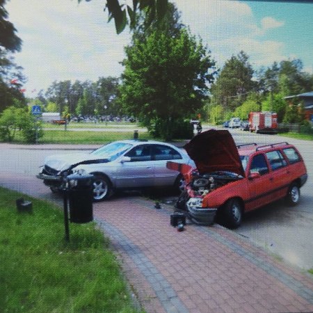 Wypadek w Dąbrówce. Poszkodowane dwie osoby [ZDJĘCIA]