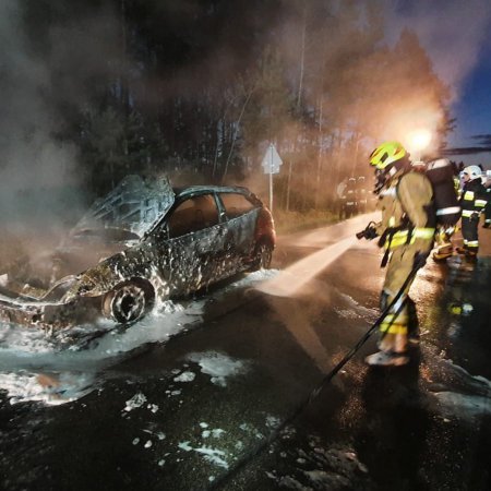 Pożar samochodu osobowego w Dudach Puszczańskich [ZDJĘCIA]