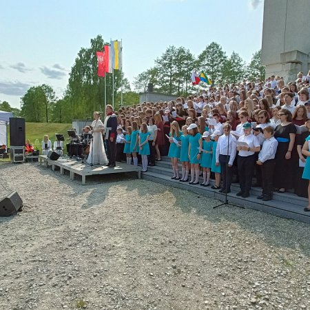 "Młodzież swojemu miastu". Ogromny chór wystąpił na Fortach Bema. Dla Ostrołęki! [WIDEO, ZDJĘCIA]