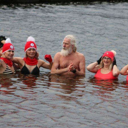 Sobotnie spotkanie Morsów na plaży miejskiej w Ostrołęce [ZDJĘCIA]