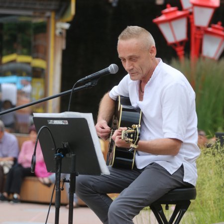 Muzyczne lato w tężni w Rzekuniu. Wystąpił Adam Wołosz [ZDJĘCIA]