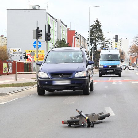 Wypadek na 11 Listopada w Ostrołęce. Poszkodowany mężczyzna zabrany do szpitala [WIDEO, ZDJĘCIA]