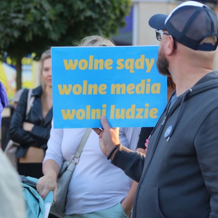 Protest w Ostrołęce. W obronie wolności: sądów, mediów, ludzi... [WIDEO, ZDJĘCIA]