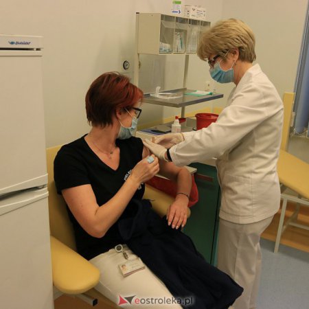 Koronawirus. Pierwsze osoby w Ostrołęce otrzymały drugą dawkę szczepionki