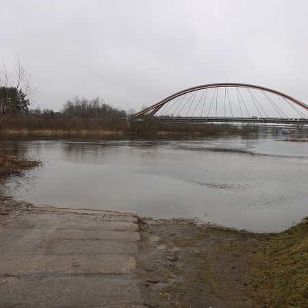 Wysoki poziom wody na Narwi w Ostrołęce [ZDJĘCIA]