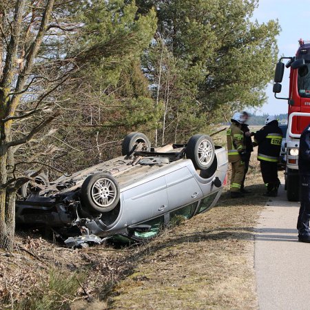 Wypadek na lokalnej drodze. Opel dachował w przydrożnym rowie [ZDJĘCIA]