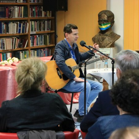 Kuba Michalski&nbsp;&nbsp;i koncert „Norwid i romantycy” w ostrołęckiej bibliotece [WIDEO, ZDJĘCIA]