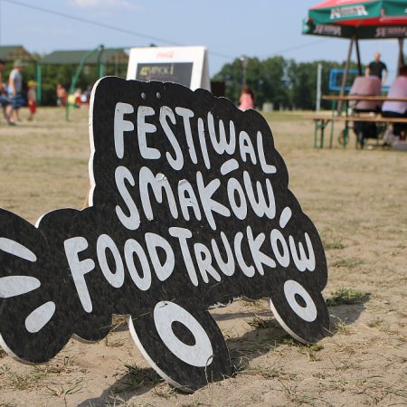 Ale pyszne! Trwa III Festiwal Smaków Food Truck w Ostrołęce [ZDJĘCIA]