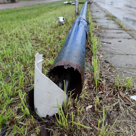 Zardzewiałe słupy oświetleniowe. Miasto przeprowadzi inwentaryzację