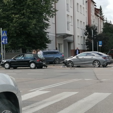 Kraksa w centrum Ostrołęki. W każdy piątek to skrzyżowanie to koszmar kierowców! [ZDJĘCIA]