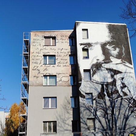 Piłsudski już spogląda na swoją ulicę. Efektowny mural w Ostrołęce [ZDJĘCIA]
