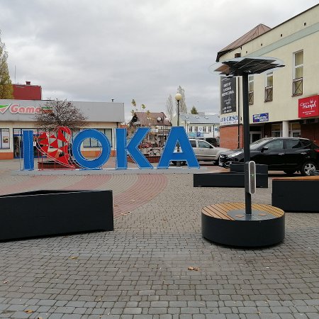 Ławka z głośnikiem bluetooth i ładowarkami do smartfonów stanęła przy napisie "I ❤&#65039; OKA" [ZDJĘCIA]