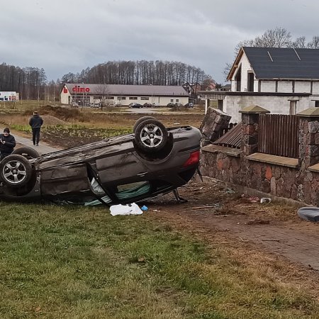 Niebezpieczne zdarzenie na DK-61. Dachowanie między Ostrołęką a Łomżą [ZDJĘCIA]