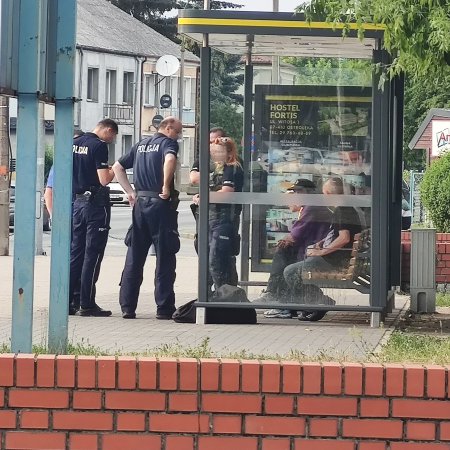 Koczujący przy dworcu zachowują się skandalicznie. Znów interweniowała policja [ZDJĘCIA]