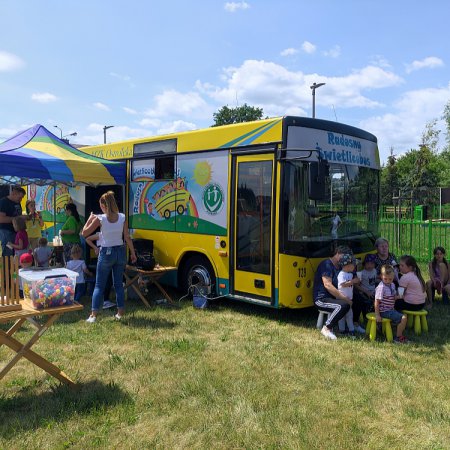 Ten autobus dzieci uwielbiają. Radosny Świetlicobus wakacyjną atrakcją na ostrołęckich osiedlach [ZDJĘCIA]