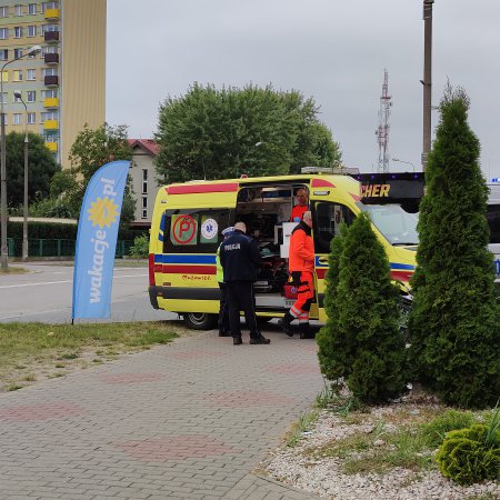 Romantycznie, ale nierozważnie. Pieszy z rowerem doznał urazu głowy [ZDJĘCIA]