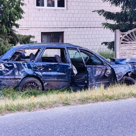 Rozbił się autem o płot i uciekł. Co kierowca volvo ma na sumieniu? [ZDJĘCIA]