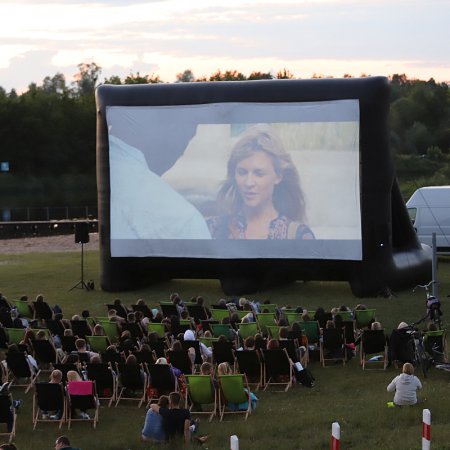 Plenerowe kino letnie w Ostrołęce. Wielu chętnych i świetna zabawa [ZDJĘCIA]