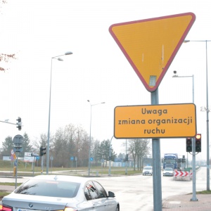 Uwaga kierowcy! Zmiana organizacji ruchu na jednym z dużych skrzyżowań w Ostrołęce [ZDJĘCIA]