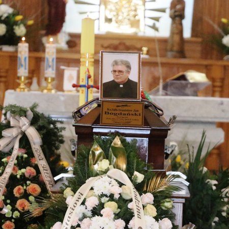 Kochał Kurpie i tu spoczął na wieczność. Pożegnanie ks. Stanisława Bogdańskiego