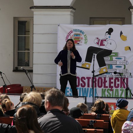 Ostrołęki Festiwal Książki. Dziś króluje tematyka dla najmłodszych czytelników [WIDEO, ZDJĘCIA]