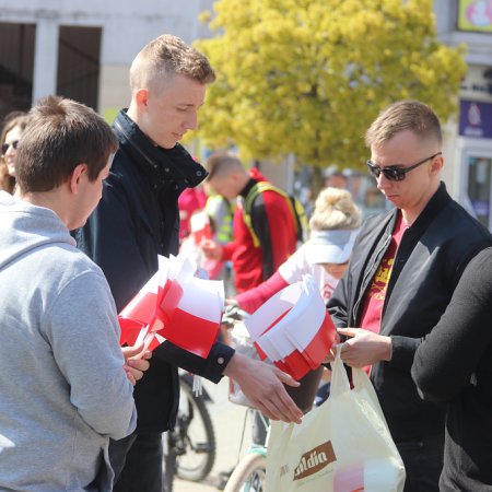 Dzień Flagi RP. Ostrołęczanie dostali biało-czerwone wstążki i chorągiewki