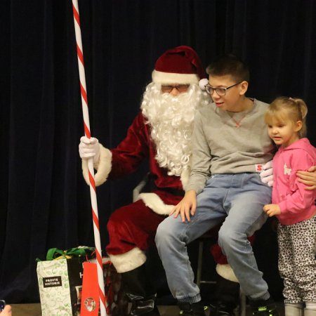 Święty Mikołaj u podopiecznych "Pomocnej Dłoni" [ZDJĘCIA]