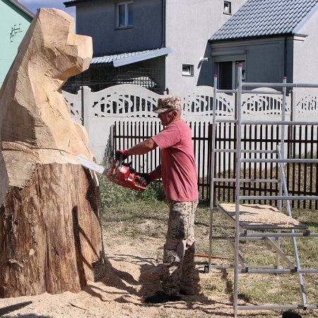 W Rzekuniu rzeźbią, aż wióry lecą. Ruszył trzeci Plener Rzeźbiarski [ZDJĘCIA]