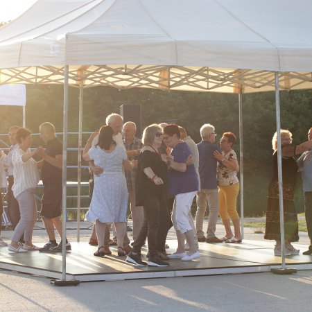 Letnia potańcówka na plaży. Dancing jak za dawnych lat [WIDEO, ZDJĘCIA]