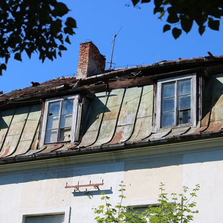 Zapadł się dach nieużytkowanego internatu przy Parkowej [ZDJĘCIA]