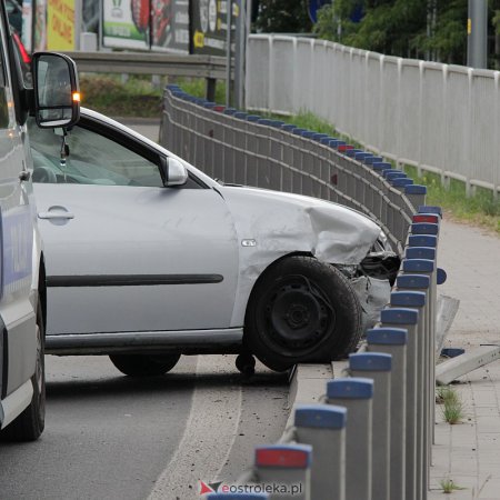 Seat na barierce. Kolizja na moście Wyszyńskiego [ZDJĘCIA]